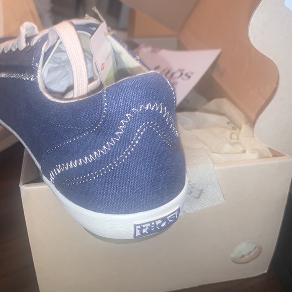 Taos sneakers style moc star size 9
